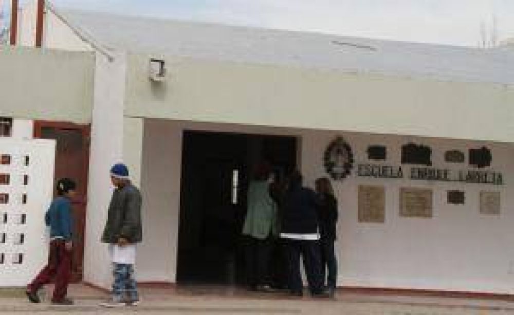 Roban computadoras y hasta relojes de pared de una escuela rural