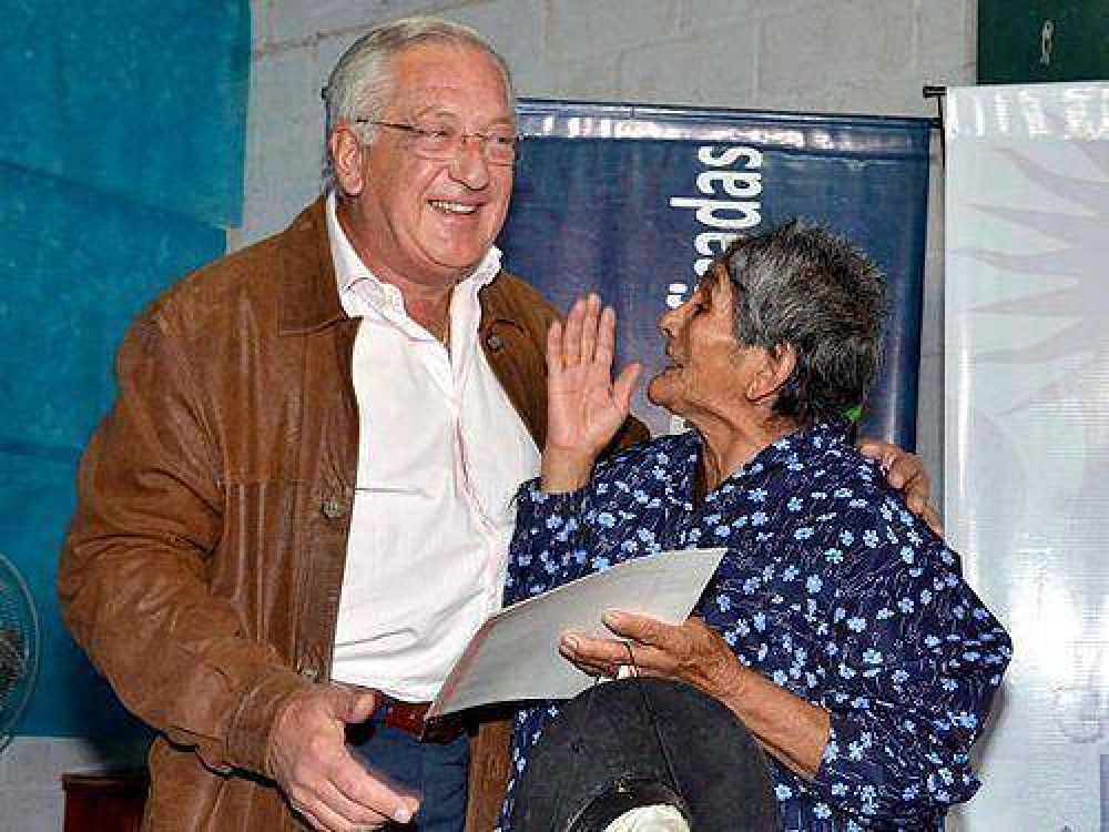 Fellner entreg� escrituras en el barrio El Chingo