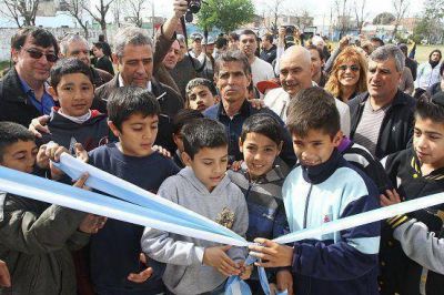Avellaneda: La escuela municipal de f�tbol �H�ctor Grondona� tiene nuevos vestuarios e indumentaria