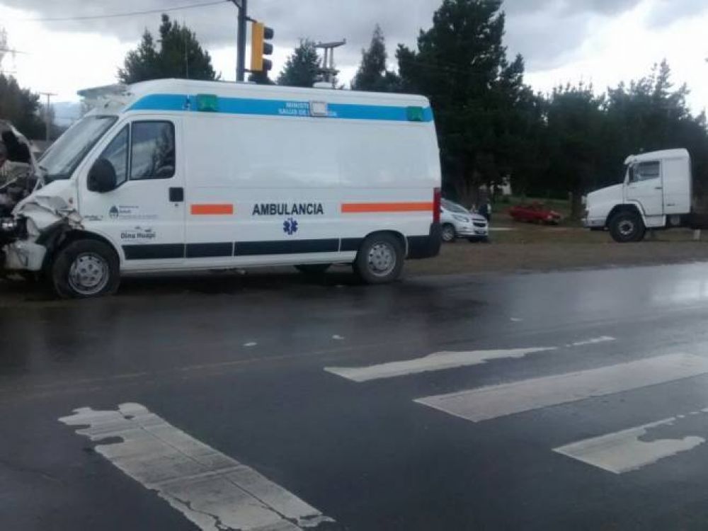 Choc� la ambulancia de Dina Huapi