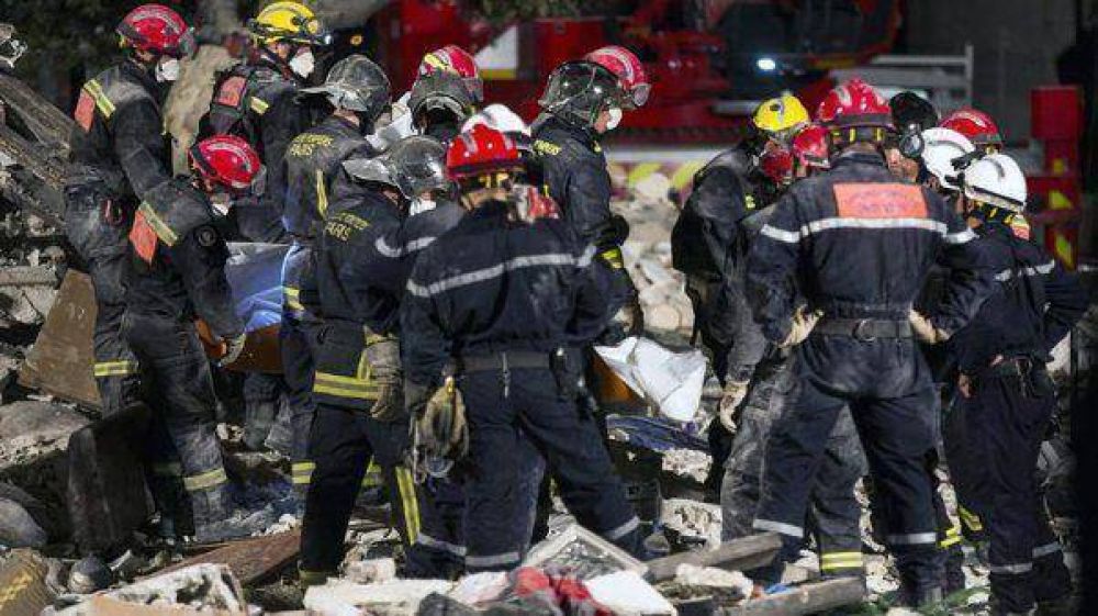 Ascienden a ocho los muertos por el derrumbe de un edificio en Par�s