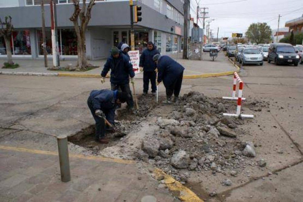 Contin�an trabajos de bacheo