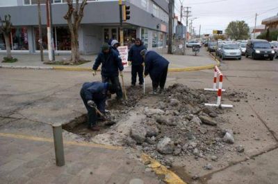 Contin�an trabajos de bacheo