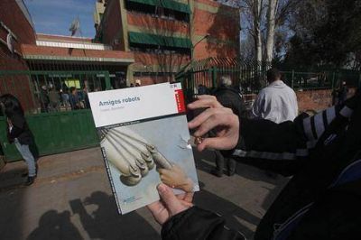 Vuelven las clases a la escuela de Villa Lugano que cerr� por la inseguridad
