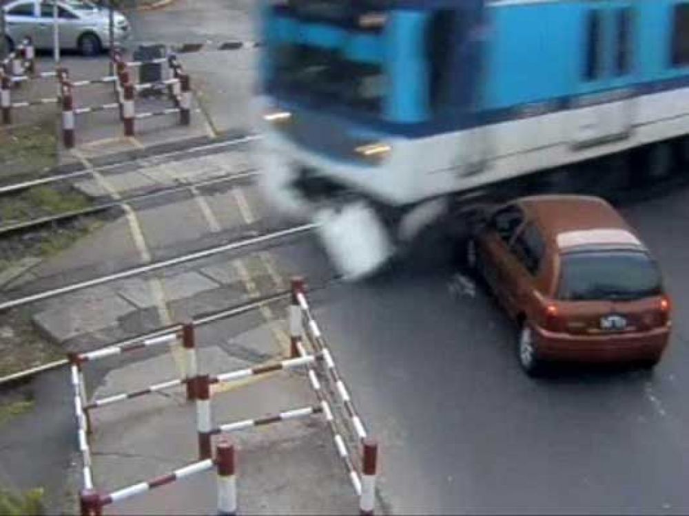 Intent� cruzar con las barreras bajas y fue embestido por el tren en San Fernando 