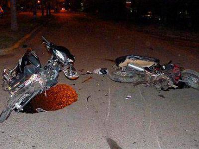 Dos motos protagonizaron un violento choque y ninguno de los ocupantes llevaba casco
