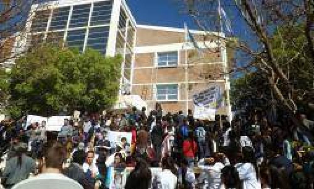 UNLaR. Graduados deben empadronarse para votar en las elecciones