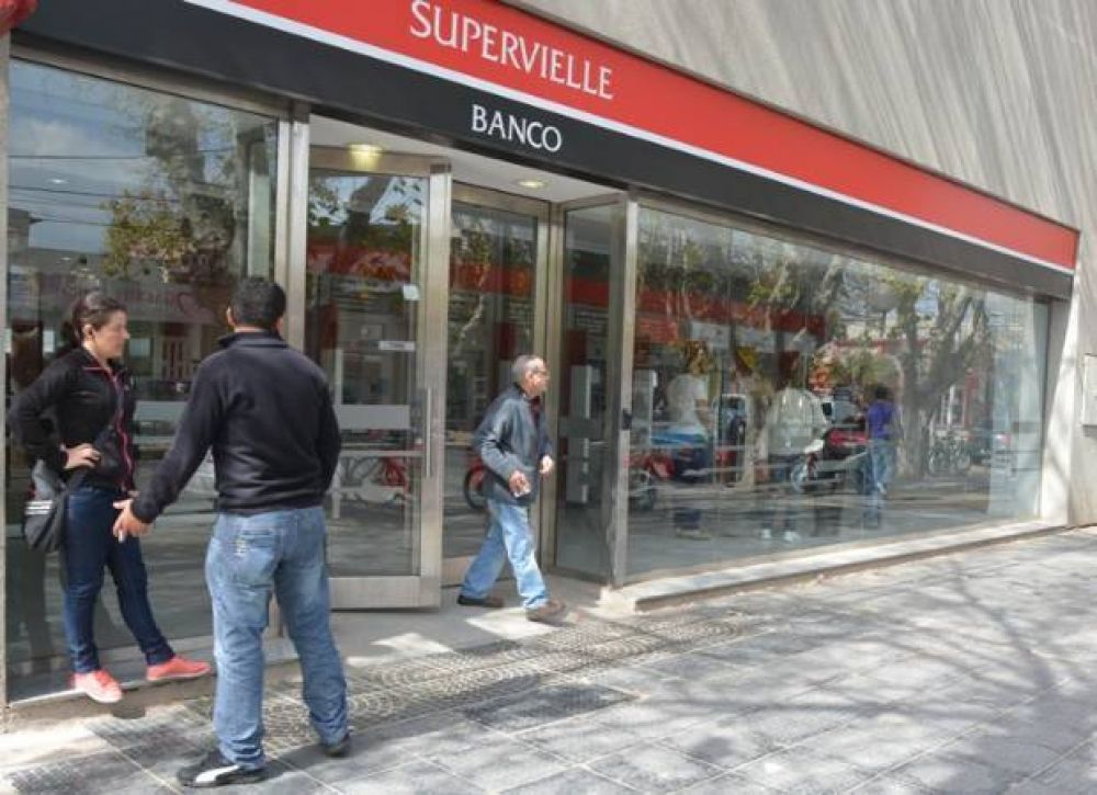 Jubilados pedir�n que habiliten m�s cajas en el banco de la Estaci�n