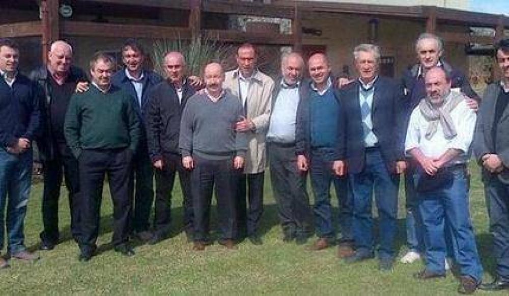 Jos� Echeverr�a en reuni�n con intendentes del G30