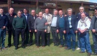 Jos� Echeverr�a en reuni�n con intendentes del G30