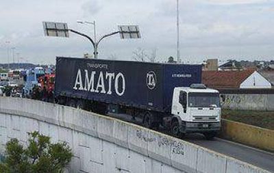 Un cami�n despist� y qued� colgando en Camino Negro