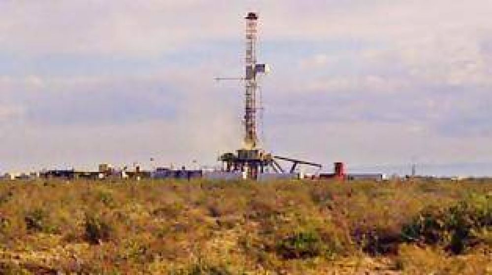 Siguen las tareas para controlar el incendio del pozo en Loma Campana