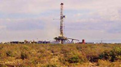 Siguen las tareas para controlar el incendio del pozo en Loma Campana
