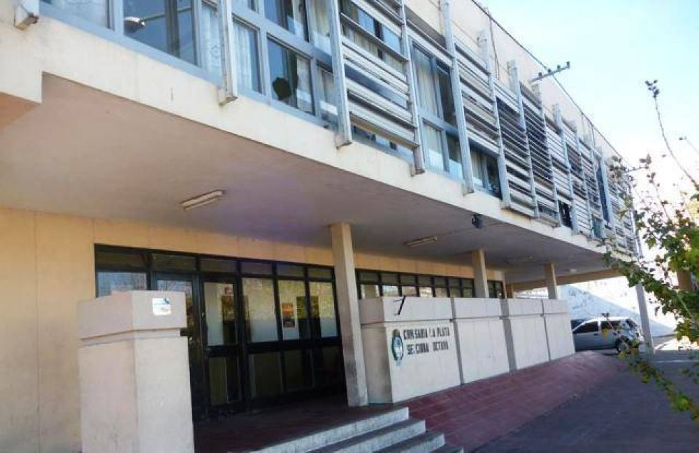 Villa Elvira: Balearon a un padre tras resistirse a un robo en la puerta de una escuela
