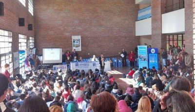 Alumnos y docentes de la ESB N� 3 recibieron su netbook