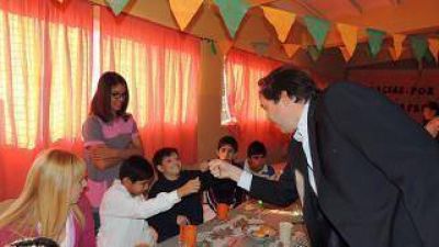 El vicegobernador desayun� con los chicos de la escuelita del Lisiado