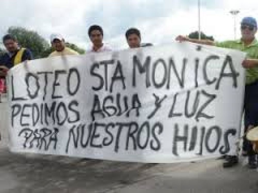 Vecinos de Santa M�nica protestan frente a la Catedral 