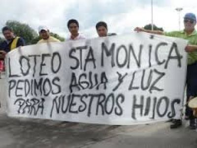Vecinos de Santa M�nica protestan frente a la Catedral 
