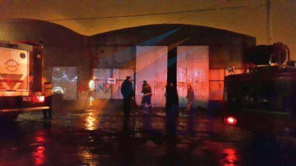 Incendio en galp�n del barrio Aeropuerto que los vecinos piden demoler por que bloquea una calle