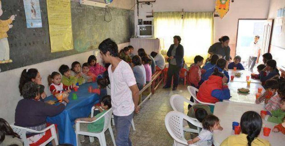 En un comedor infantil, la comunidad colabora en las tareas destinadas a los ni�os