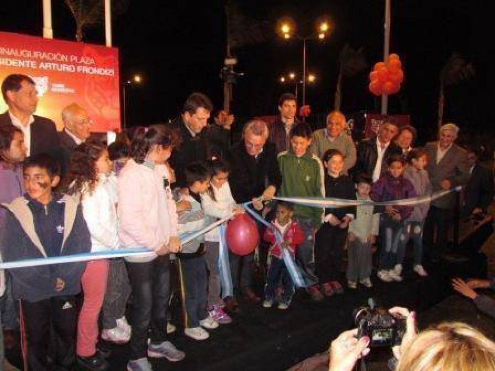 Massa y Zamora inauguraron la nueva plaza �Presidente Arturo Frondizi� en Benavidez  