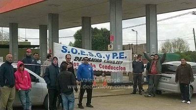 Protesta por el despido de un trabajador de la Estaci�n de Servicios ROARI SA