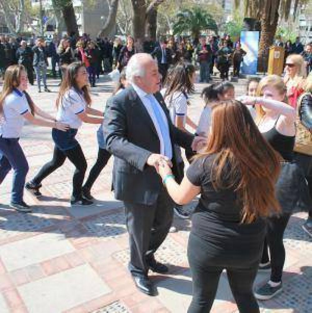 Hasta el intendente Lima se anim� a un baile escolar