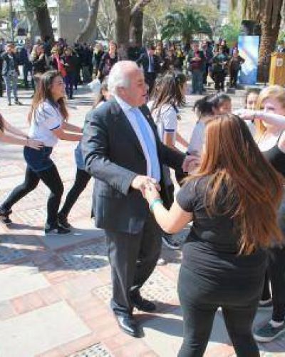 Hasta el intendente Lima se anim� a un baile escolar