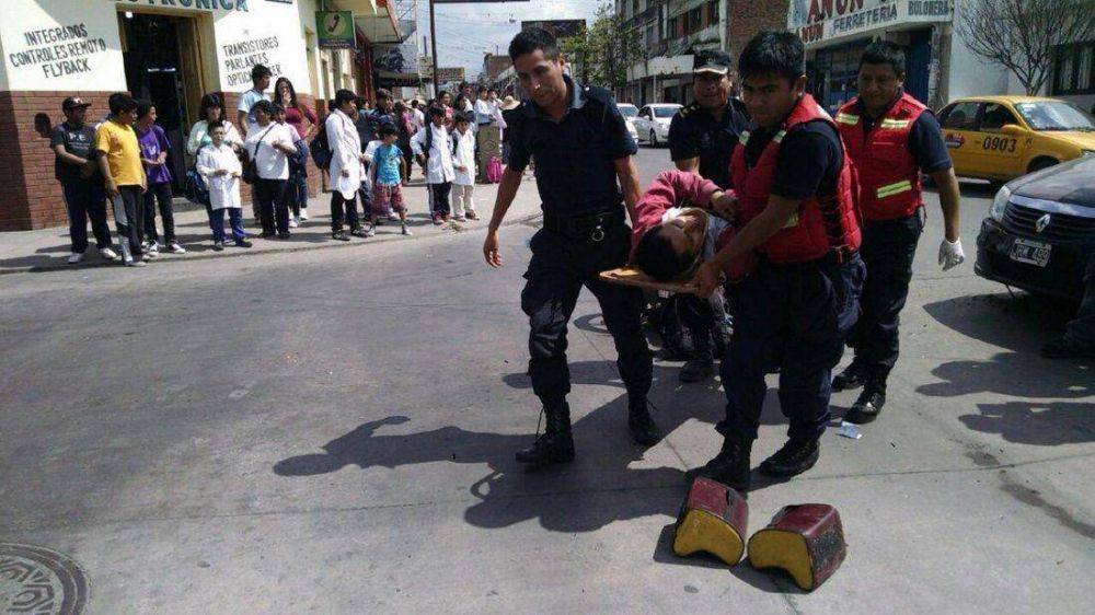 Motociclista colision� con un taxi amarillo