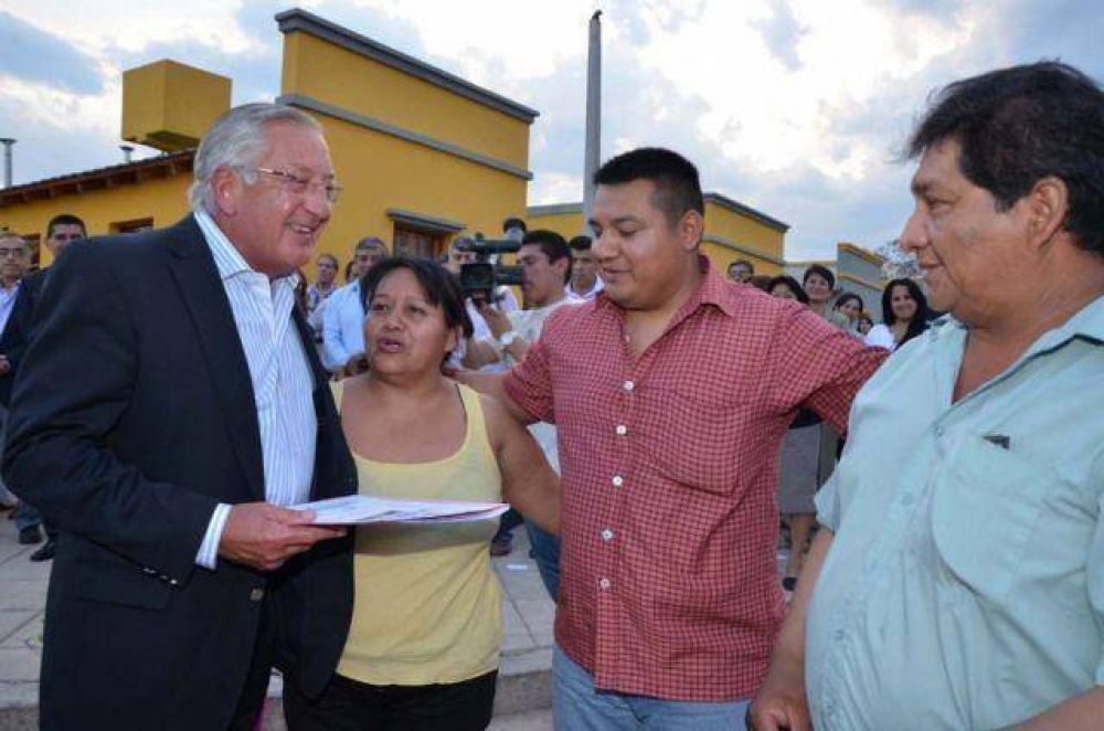 FELLNER ENTREGO VIVIENDAS EN CAIMANCITO