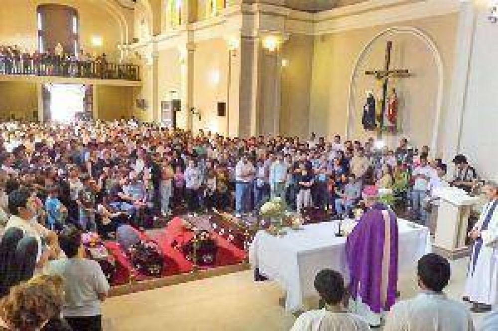 Con profundo dolor dieron el �ltimo adi�s a las v�ctimas