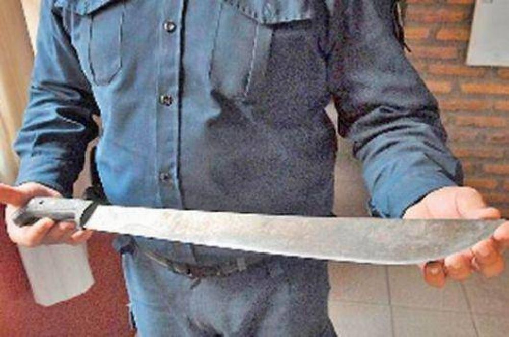Atacan a machetazos a un remisero y est� grave