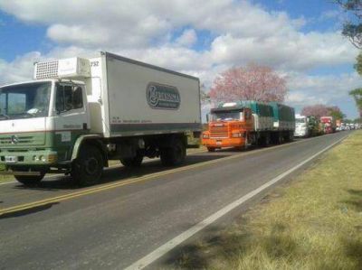 Mantienen corte de ruta, al que tildan de movida pol�tica