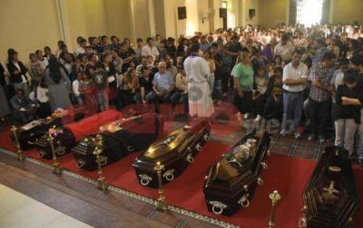 Loreto despidi� a sus hijos muertos en el siniestro vial