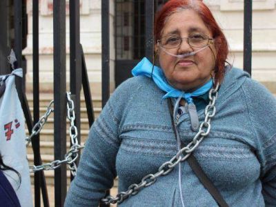 Una mujer con EPOC se encaden� a gobernaci�n para reclamar por una causa armada a su hijo