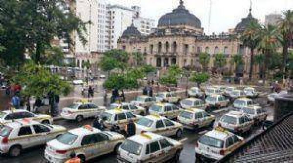 Taxistas van por nuevo aumento de la tarifa
