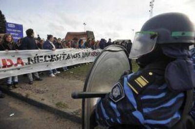 Gendarmer�a tuvo que desalojar dos cortes en la Panamericana 