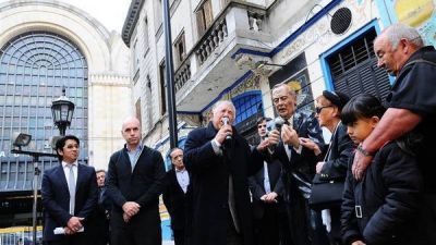 La moda de las esculturas-homenajes sum� una del Polaco Goyeneche