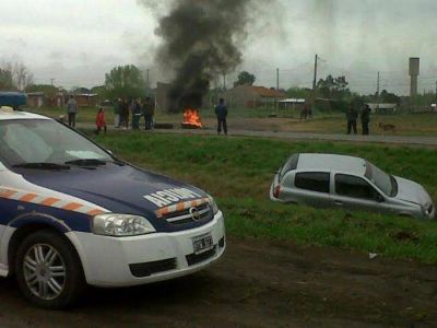 Vecinos de La Herradura cortan la Autov�a 226 luego que una automovilista atropellara y matara a un nene de 12 a�os