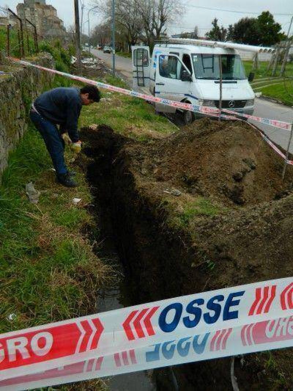 OSSE trabaja en reparaci�n cloacal en barrio Las Lilas