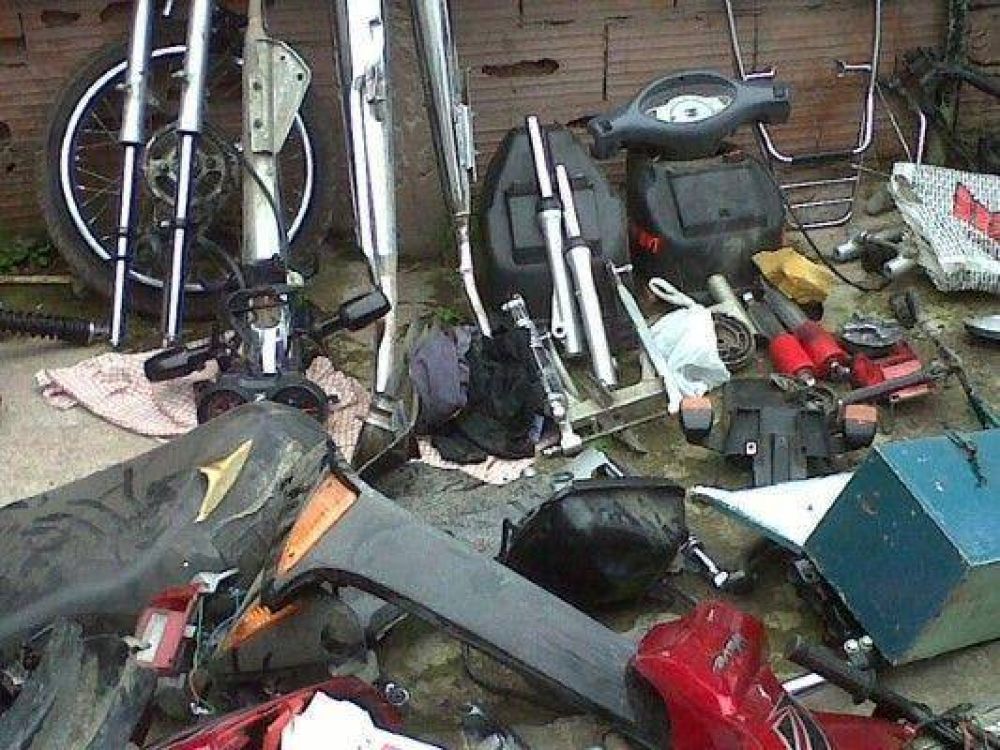 Recuperan veh�culos y clausuran un taller clandestino