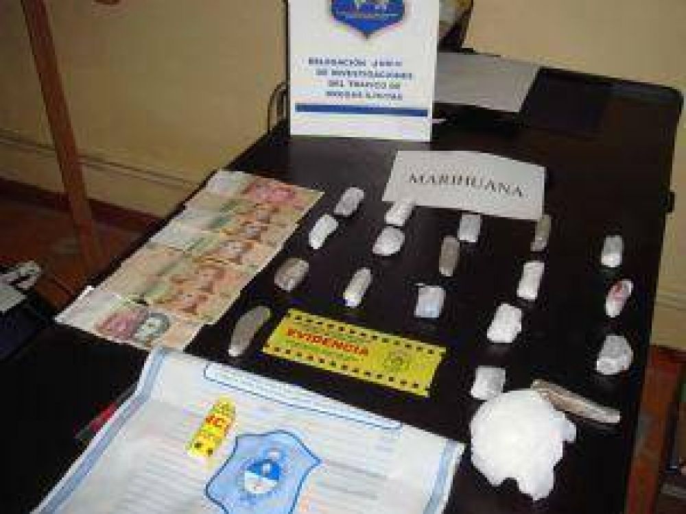 Detienen a dos personas con marihuana