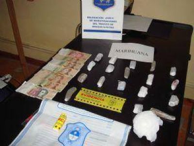 Detienen a dos personas con marihuana