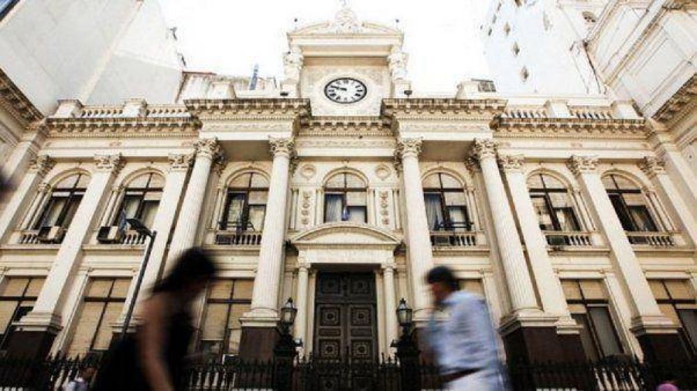 �Por qu� el Central obliga a los bancos a vender sus activos en d�lares?