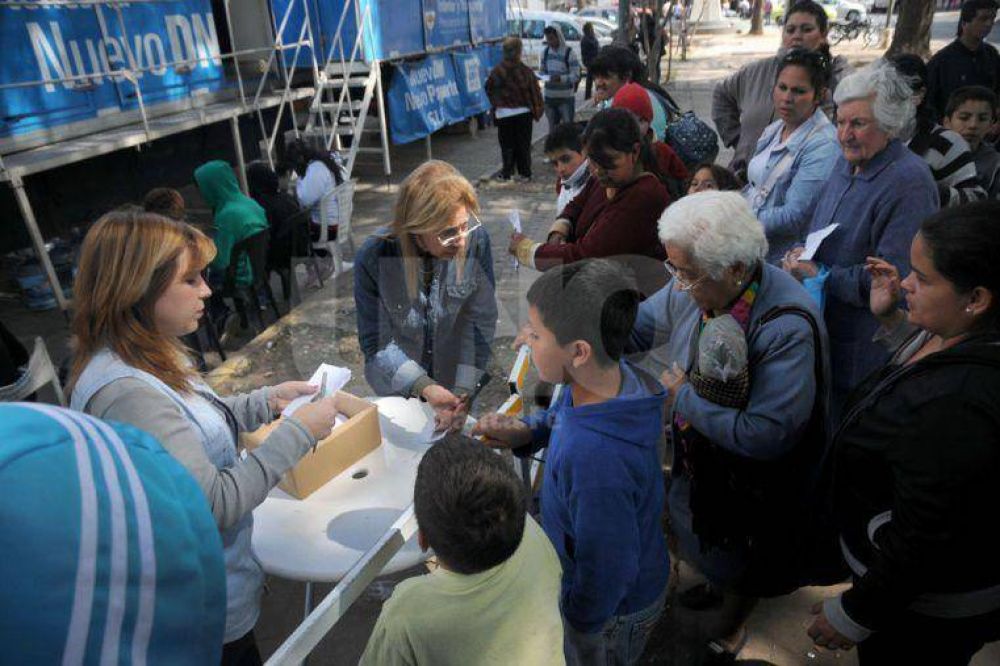 El cami�n de los DNI se quedar� hasta el jueves