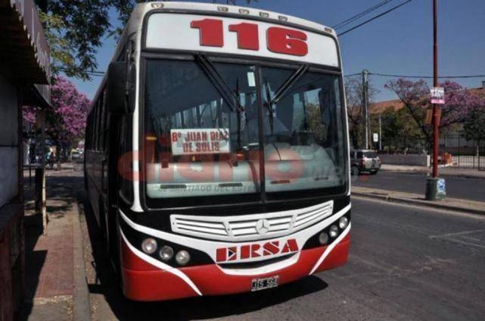 Le arrebat� el celular y se baj� corriendo del colectivo