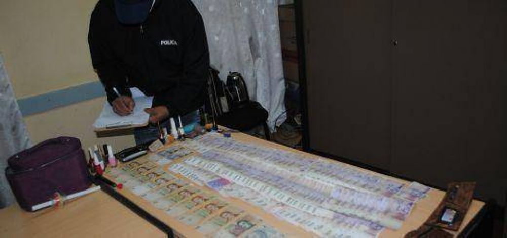 Apresan a dos sospechosos por el robo de 12 mil pesos de una casa