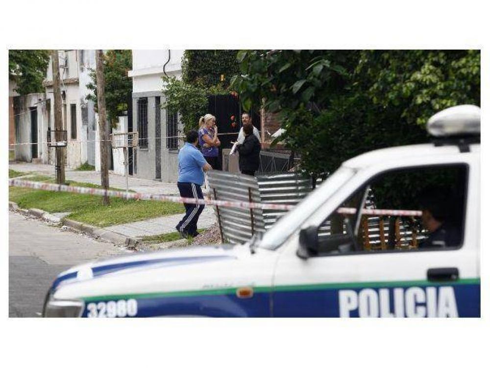 Mat� a pu�aladas a la hija de su ex y escap�