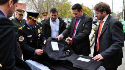 Garitano encabez� la entrega de 30 nuevas motos y 300 chalecos bal�sticos para la Polic�a del Chubut