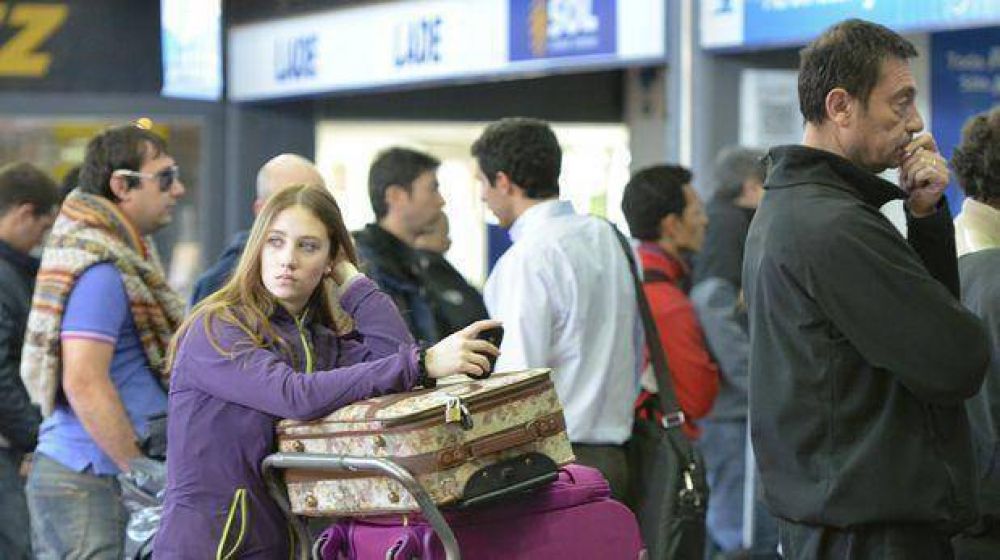 Suspensi�n de vuelos: pasajeros varados protestaron frente a la falta de respuestas